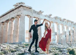 Casal dançando em Acrópole, Grécia.